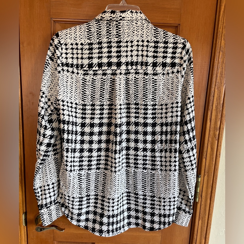 NWT H&M Women’s Black and White long sleeve button down blouse. Size 0 - Picture 8 of 11
